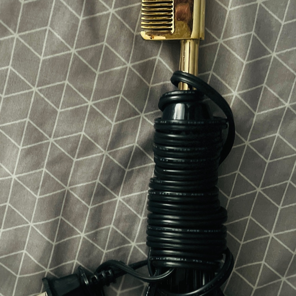 Gold N Hot Professional Styling Comb with Multi-Temp Regulator 1-10